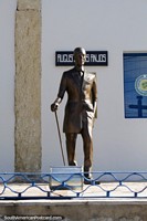 Augusto dos Anjos (1884-1914), poeta e professor, estátua com pau de marcha, Joao Pessoa. Brasil, América do Sul.