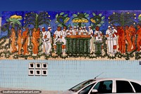 O mural coberto com telhas de um procedimento médico antigo executou em uma pessoa indïgena em Joao Pessoa. Brasil, América do Sul.