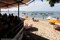 Versão maior do As areias e águas em Praia de Pipa, uma bela aldeia na costa.