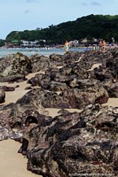 Visão de Praia de Golfinho através das rochas a Pipa na distância. Brasil, América do Sul.