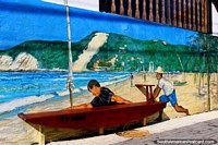 O mural de Ponta Negra e Morro faz Careca, 2 homens empurram um barco (assento) fora ao mar. Brasil, América do Sul.