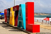 ¡Amor Natal, las letras coloridas grandes deletrean hacia fuera en la Playa de Ponta Negra! Brasil, Sudamerica.