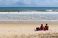 Versión más grande de La playa de Ponta Negra fue la playa más frecuentada que visité en Brasil, la ola se desplaza.