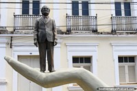 Luis da Camara Cascudo (1898-1986) de pie sobre una mano grande, Memorial Camara Cascudo en Natal, un hombre de cultura y música. Brasil, Sudamerica.