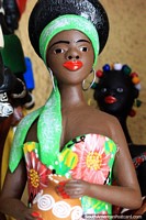 Esta bella mujer está vestida y se ve bien. Figurillas y artes de Sao Luis. Brasil, Sudamerica.