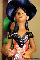 Una vaquera que sostiene un florero, cultura local representada con figurillas y arte en Sao Luis. Brasil, Sudamerica.