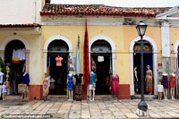 Versión más grande de ¿Cuántos maniquíes cuentan? Ropa en venta en el histórico Sao Luis.