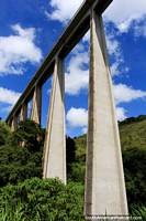 El puente ferroviario en toda su gloria por encima de la carretera a Ouro Preto! Brasil, Sudamerica.