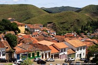 Um mar de telhados vermelho cobertos com telhas e um fundo verde de colinas em Ouro Preto, sensacional! Brasil, América do Sul.