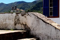 Uma igreja distante pousou em uma colina e montanhas todos em volta em Ouro Preto. Brasil, América do Sul.