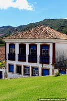 Os edifïcios coloniais com fachadas bem conservadas, telhados cobertos com telhas e janelas decoradas e balcões são uma caracterïstica de Ouro Preto. Brasil, América do Sul.