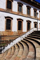 Escada curvada, janelas simétricas e ferro, a arquitetura em Ouro Preto é bela. Brasil, América do Sul.
