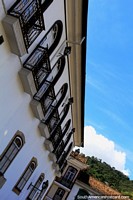 Versão maior do As janelas prïstinas e decoradas e os balcões de ferro são uma caracterïstica de Ouro Preto.