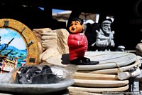 Versão maior do Um pequeno homem vermelho e outros itens sortidos no mercado existente ao ar livre em Ouro Preto.
