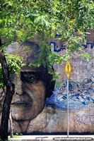 Um homem sinistro com olhos escuros, arte de rua nos arrabaldes de Belo Horizonte. Brasil, América do Sul.