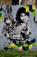 A mãe transporta a sua criança nas suas costas, arte de rua preta e branca em Rio Branco. Brasil, América do Sul.