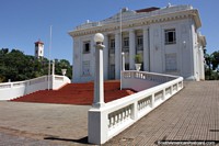Versión más grande de Escaleras rojas que conducen al Palacio de Gobierno y la distante torre de la catedral en Rio Branco.