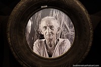 Versão maior do Museu de borracha (Museu da Borracha), um pneumático de Goodyear com uma foto de uma mulher no interior, Rio Branco.