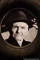 Versión más grande de Neumático Euzkadi, un anciano con un sombrero negro, un extractor de caucho, el museo del caucho en Rio Branco.
