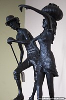 Escultura de bronze de homem e mulher, tem uma pá, tem um pacote na sua cabeça, museu em Porto Velho. Brasil, América do Sul.