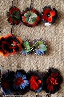 Pendientes esponjosos hechos de plumas de colores en la feria de artes y oficios de Porto Velho. Brasil, Sudamerica.