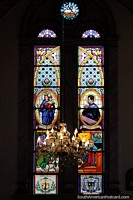 Versión más grande de Araña de oro frente a una hermosa vidriera de la catedral de Porto Velho.