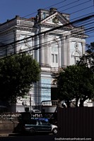 Versión más grande de Vieja fachada blanca y azul de un edificio antiguo en Manaus.