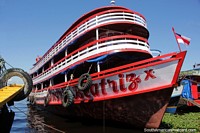 Versión más grande de Transbordador de pasajeros rojo y blanco atracado en Manaus.