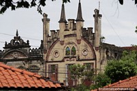 Versión más grande de Una antigua fachada de iglesia en el centro de Manaus, una estructura vacía.