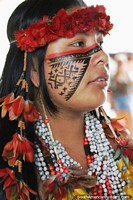 Nia indgena viste plumas, abalorios y pintura facial, una ceremonia en Manaus. Brasil, Sudamerica.