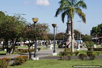 Versin ms grande de Plaza Saudade con senderos, rboles y jardines en Manaus.