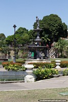 Jardines, fuente y monumento en el Parque Jefferson Peres en Manaus. Brasil, Sudamerica.