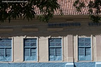 Prédio com persianas de madeira no centro histórico de Carolina.