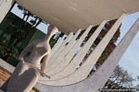 Supremo Tribunal Federal (1960) com esttua chamada Justia feita em granito em Braslia. Brasil, Amrica do Sul.