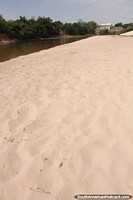 Rapadura Beach, white sand on the banks of the Garcas River in Barra do Garcas.