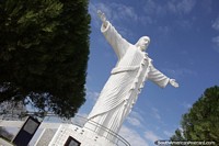 Versión más grande de Cristo Rey del Pantanal, enorme estatua en la colina que domina Corumbá.