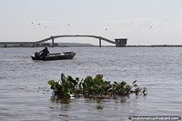 Río Paraguay en Corumbá y el puente lejano. Brasil, Sudamerica.