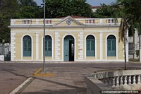 Edificio histrico (IPHAN) con ventanas y puertas arqueadas (1896) en Corumb. Brasil, Sudamerica.