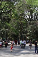 Verso maior do Parque Ibirapuera, grande e popular parque de So Paulo com atividades ao ar livre, museus e exposies.