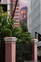 Gran mural en un edificio en Florianpolis. Brasil, Sudamerica.