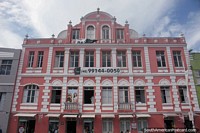 Antiguo edificio histrico de color rosa cerca de la zona costera de Florianpolis. Brasil, Sudamerica.