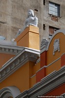 Versin ms grande de Teatro Carlos Gomes de Porto Alegre, figura blanca en lo alto del edificio.