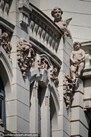 Impresionante fachada de edificio con figuras y rostros de 1913 en Porto Alegre. Brasil, Sudamerica.