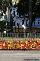 Versin ms grande de Coloridas obras de arte con azulejos en la Plaza Alfandega de Porto Alegre, msica y cultura.
