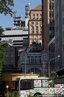 Edificios en el centro de Porto Alegre con diversas fases de la arquitectura de la ciudad. Brasil, Sudamerica.