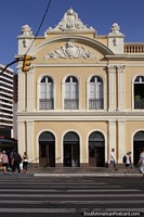 Verso maior do Edifcio do mercado pblico com portas e janelas em arco no centro de Porto Alegre.