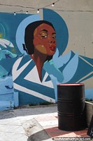 Chica de azul, arte callejero en Porto Alegre. Brasil, Sudamerica.
