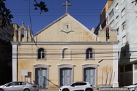 Verso maior do Colegio Arte Sacra, uma igreja amarela em Rio Grande.