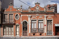 Linda fachada de casa antiga de 1909 pintada em vermelho fogo no Rio Grande. Brasil, Amrica do Sul.