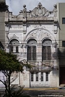 Edificio antiguo y desgastado con estilo art-deco en Ro Grande. Brasil, Sudamerica.
